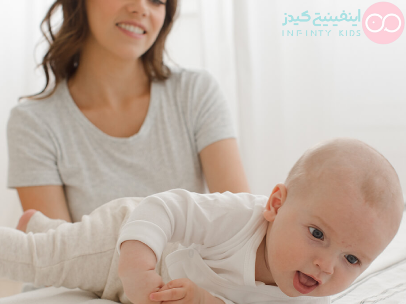 چطور به نوزاد کمک کنیم زودتر غلت بزند؟